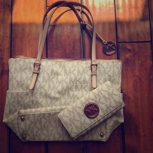Michael Kors purse and wallet set!